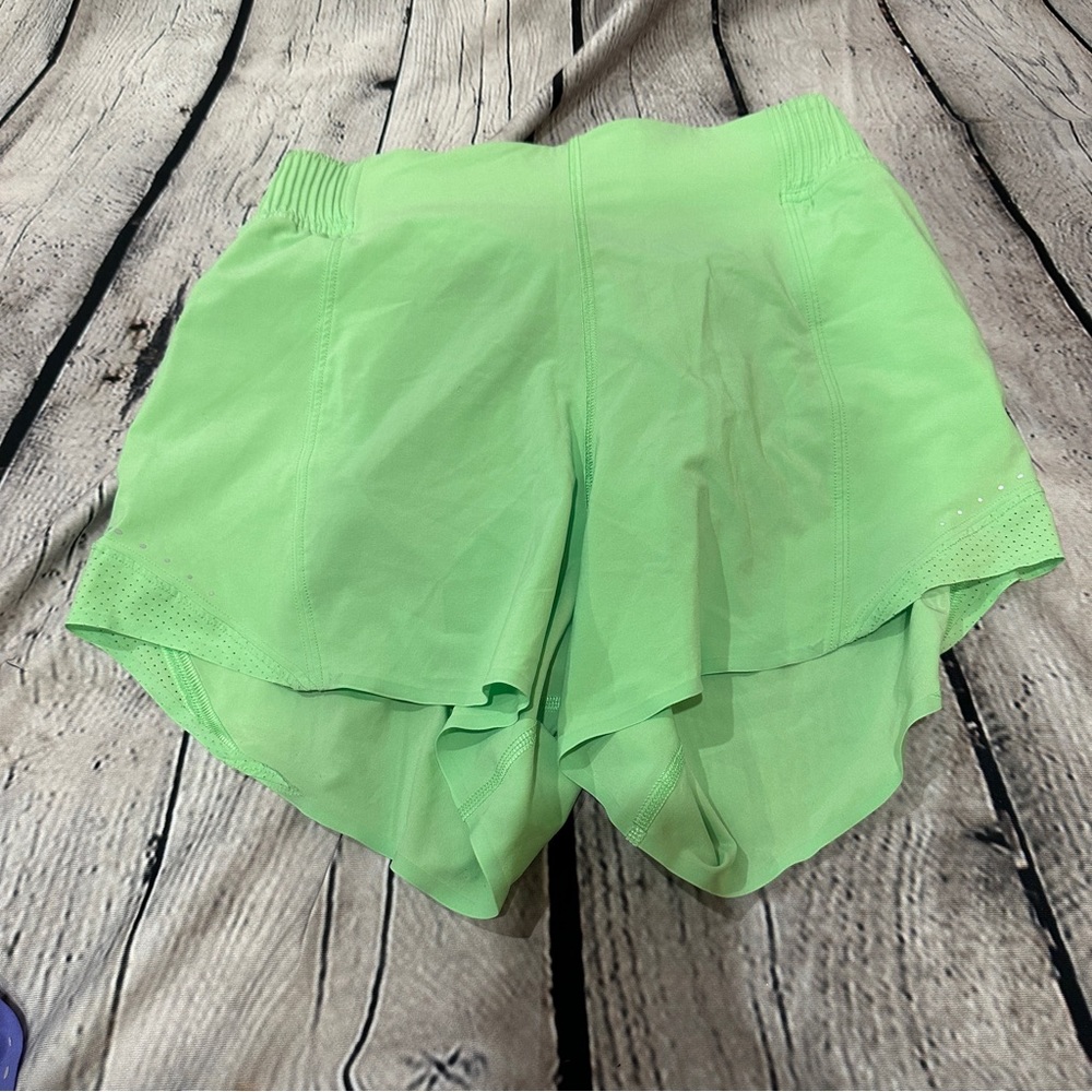 Lululemon Hotty Hot 4” Scream Green Light